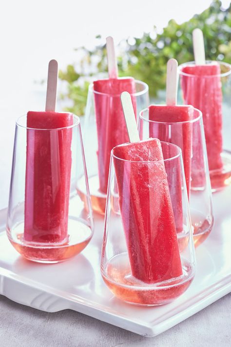 Popsicle Drinks Alcohol, Popsicle Drinks, Popsicle Drink, Popsicle Cocktail, Raspberry Popsicles, Frosé Recipe, Fruity Popsicles, Rose Drink, Boozy Popsicles