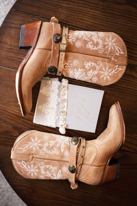 Wedding Cowgirl Boots, Wedding Dress Boots, Bridal Cowgirl, Cowgirl Boots Wedding, Boots Wedding, Wedding Western, Fashion Cowgirl, Country Shoes, Bridesmaid Shoes