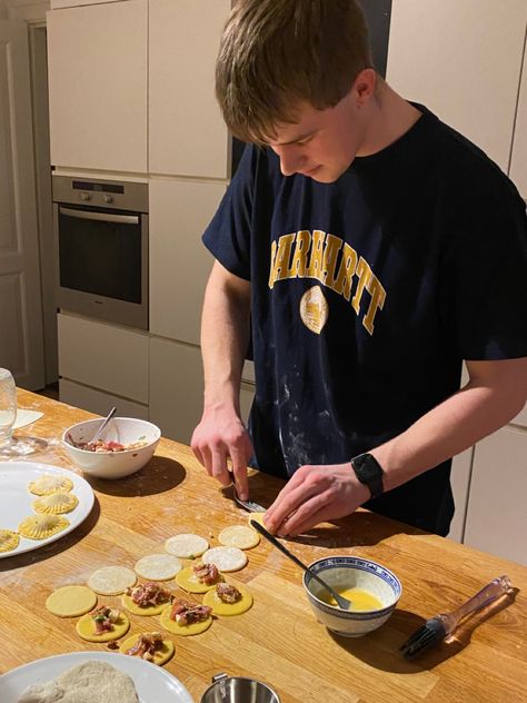 Man Cooking Photography, Cooking Aesthetic Boy, Cooking Boy, Guys Cooking, Guy Cooking, Men Cooking, Story Planning, Man Cooking, Cooking Tutorials