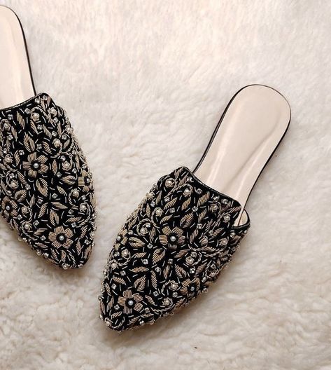 Punjab style handmade slippers for women ..
Fancy and Classy Slippers 👠 😍 ✨ 👌 
Follow for more At
@todays_fashion_world.04
@todays_fashion_world.04
@todays_fashion_world.04
.
.
***DM for credit or remove ***
#jutti #punjabijutti #juttis #juttilove #juttiswag #punjabi #khussa #punjabiwedding #footwear #fashion #juttilover #handmadejutti #mojari #designerjutti #punjabijuttis #punjab #onlineshopping #jutties #shoes #indianwedding #juttismadewithlove #indianjutti #designerjuttis #clutch #traditio Pakistani Shoes, Bridal Sandals Heels, Fancy Sandals, Indian Shoes, Pretty Sandals, Color Embroidery, Shoes Outfit Fashion, Bridal Sandals, Wedding Shoes Heels