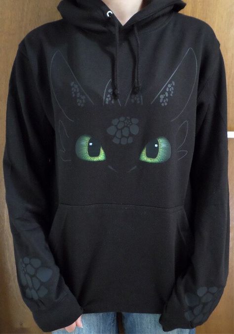 I need this Toothless Hoodie ! :) Toothless Hoodie, Toothless Night Fury, Costume Carnaval, Preteen Fashion, Night Fury, Toothless, Train Your Dragon, How Train Your Dragon, Httyd