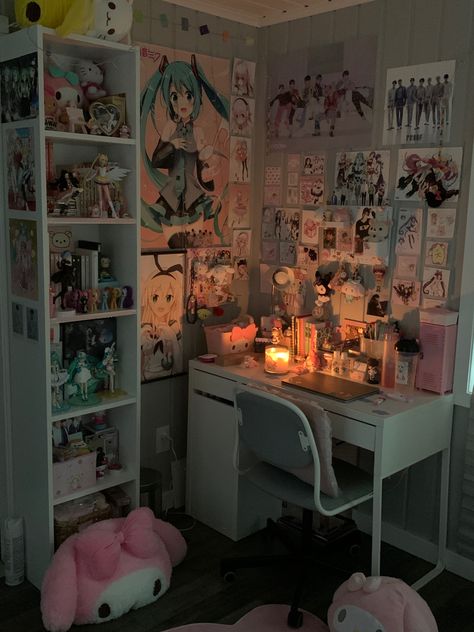 Hikikomori Aesthetic Room, Cute Anime Bedroom Ideas, Anime Room Ideas Bedrooms, Manga Room Aesthetic, Room Anime Decor, Anime Bedroom Aesthetic, Cute Anime Room, Weeb Bedroom, Cosplay Room