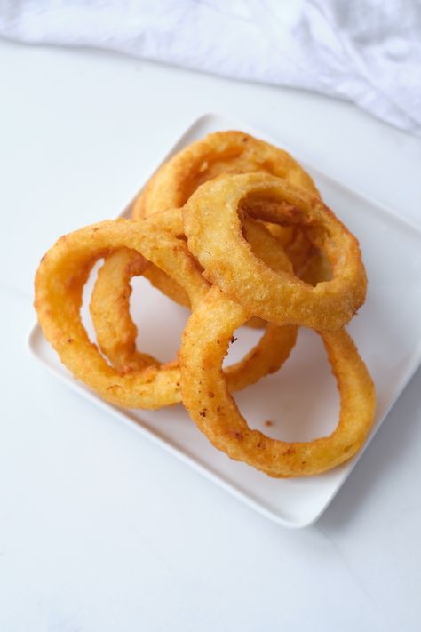 Frozen onion rings in air fryer is the secret to perfect onion rings, every time. Step-by-step instructions for easy air fryer onion rings. Frozen Onion Rings In Air Fryer, Air Fryer Frozen Onion Rings, Onion Rings In Air Fryer, Egg Rolls Chicken, Air Fryer Frozen Food, East Meals, Frozen Onion Rings, Air Fryer Onion Rings, Air Fryer Egg Rolls