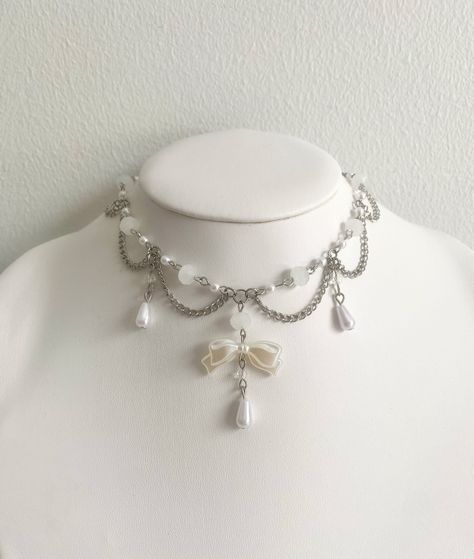 Necklace Ideas Handmade, Coquette Necklace, Elegant Coquette, Bow Pendant, Pearl Accessories, Beaded Necklace Designs, Necklaces Handmade, Bead Charms Diy, Beaded Jewels