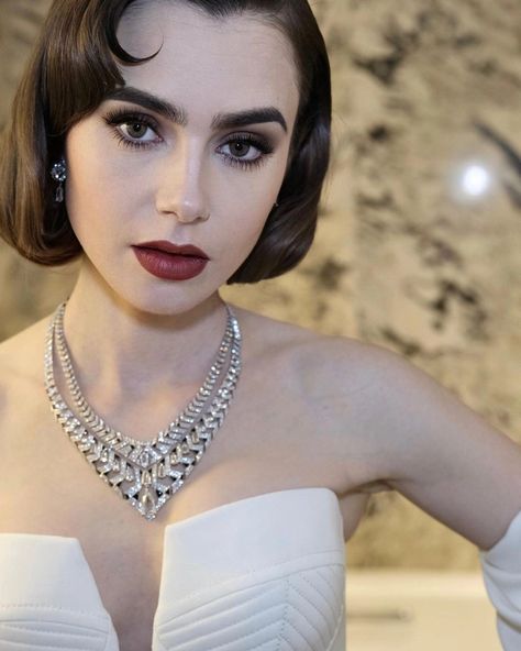 Emily In Paris Makeup, Emily In Paris Outfits, Lily Collins Style, Paris Makeup, Beautiful Angel, Emily In Paris, Lily Collins, Glam Makeup, Famous Faces