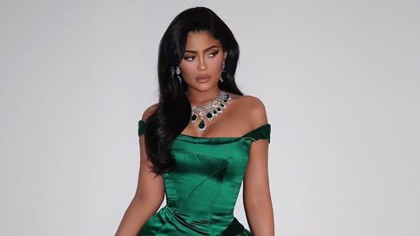 Look of the week: Kylie Jenner twins with daughter Stormi in a stunning green gown Kylie Jenner Green Dress, Kylie Jenner Green, Kylie Jenner And Stormi, Green Dress Makeup, Emerald Green Gown, Kylie Collection, Green Bodycon Dress, Green Outfits, Tie Up Heels