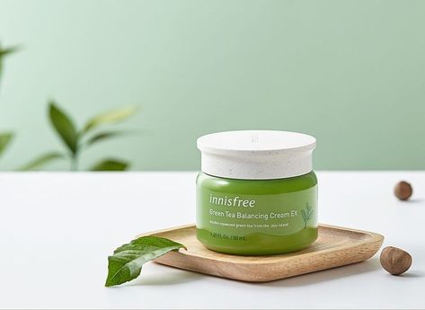 Green Tea Cream, Innisfree Green Tea, Skincare Products Photography, Probiotic Foods, Beauty Products Photography, Beauty Studio, Branding Design Inspiration, Design Center, Face Skin Care