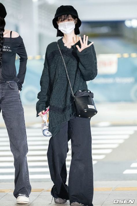 Cute Airport Outfit Winter, Airport Outfit Korean, Korean Outfits Winter, Airport Outfit Winter, Airport Fashion Kpop, Outfit Korean, Oversized Outfit, Kpop Fashion Outfits, 가을 패션