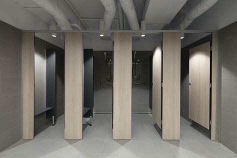 Locker Room Shower, Public Shower, Compact Laminate, Toilet Cubicle, Gym Showers, Toilette Design, Gym Design Interior, Commercial Toilet, Hostels Design