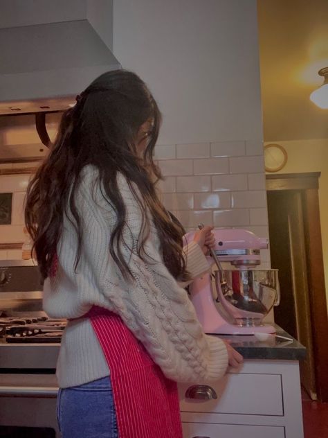 Brunette Baking Aesthetic, Baking Woman Aesthetic, Baking Mom Aesthetic, Mom Baking Aesthetic, Too Shy To Confess Aesthetic, Tempt Our Fate Aesthetic, Bakeing Girl Aesthetic, Female Baker Character Design, Cute Baking Outfit