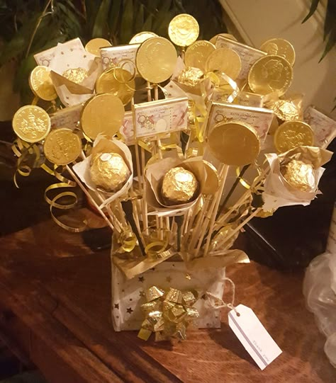 Chocolate Centerpieces, Chocolate Money, Diy Holiday Gift Wrapping, Ferrero Rocher Chocolate, Coin Crafts, Chocolate Flowers Bouquet, Rocher Chocolate, Chocolate Bouquet Diy, Money Bouquet