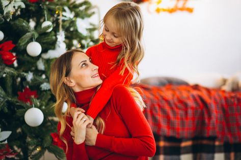 Mother With Daughter, Big Christmas Gifts, Christmas Tumblr, Mommy Daughter Pictures, Daughter Pictures, Christmas Alone, Christmas Poses, Christmas Family Photoshoot, Toddler Photoshoot