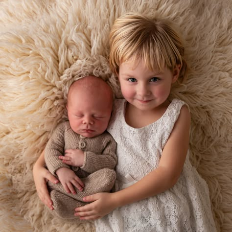 Kinder- und Familienshootings in Erfurt. #kindershooting #kidsphoto #kinderfotografie #Erfurt #bilderschlag #Fotografenteam #familienfotografie #geschwister #neugeboren #baby #newborn #mädchen #girl Sibling Photography Newborn, Newborn Photo Pose, Newborn Sibling, Shooting Studio, Sibling Photography, Newborn Photography Poses, Newborn Twins, Baby Boy Photos, Foto Baby