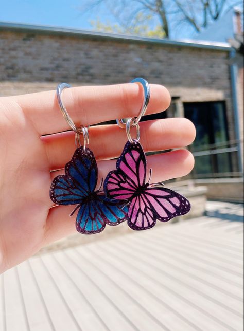 Aesthetic Key Chains, Cute Keychain Aesthetic, Keychain Aesthetic Ideas, Pretty Keychains, Butterfly Jewelry Ring, Keychains Aesthetic, Shrinky Dink Crafts, Butterfly Keychain, Clay Keychain