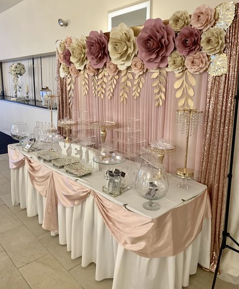 Quinceañera Table Decor, Simple Quinceanera Decorations, Xv Main Table Decorations, Quinceñera Decoration Ideas Simple, Birthday Stairs Decoration, Rose Gold Backdrop Ideas, Quince Rectangle Tables, Big Flower Backdrop, Rose Gold And Champagne Quinceanera