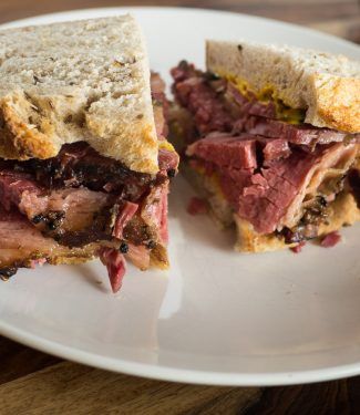 Comment faire la viande Montreal Smoked Meat Recipe, Smoked Meat Ideas, Montreal Smoked Meat Sandwich, Corned Beef Sandwiches, Montreal Smoked Meat, Meat Ideas, Corned Beef Sandwich, Big Green Egg Recipes, Green Egg Recipes