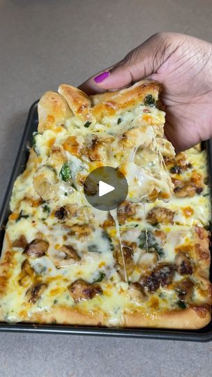 Chicken Alfredo Pizza, Alfredo Pizza, Chicken Crockpot Recipes Easy, Homemade Alfredo, Brownies Recipe Homemade, Pillsbury Recipes, Food Fantasy, Chicken Alfredo, Food Diary