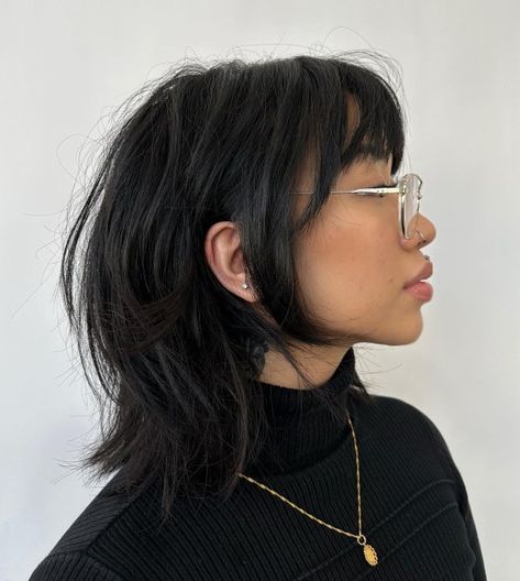 Graduated Wolf Cut with Side Layers Queer Haircut Bob, Wolfcut Women Straight Hair, Wolfcut Shoulder Length, Medium Length Wolf Cut, Wolf Cut Hair, Fade Hair, Big Glasses, Choppy Bangs, Shoulder Length Bob