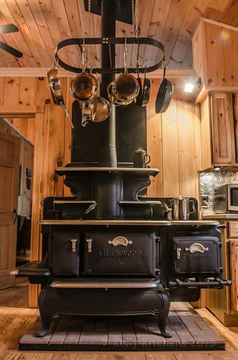 . Antique Kitchen Stoves, Antique Wood Stove, Wood Burning Cook Stove, Old Stove, Wood Stove Cooking, Wood Stove Fireplace, Vintage Stoves, Antique Stove, Vintage Appliances