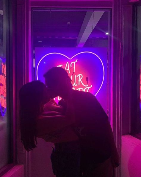 couple kissing Clubbing Aesthetic, The Love Club, Mia 3, Kissing Couples, Photo Couple, Cute Relationship Goals, Teenage Dream, Real Love, Couple Aesthetic