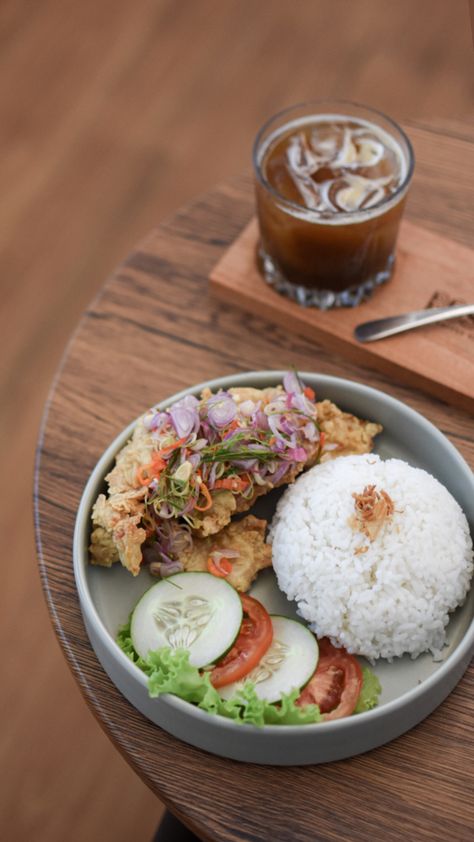 Fried Chicken Plating, Indonesian Food Plating Ideas, Fried Rice Photography, Asian Food Photography, Gerobak Dorong, Chicken Plating, Cafe Menu, Indonesian Food, Snap Food