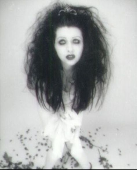 Tairrie B 90s, 90s Goth Hair, Goth Long Hair, 80s Goth Hair, Mall Goth Hair, 90s Goth Aesthetic, Styles Outfits Ideas, Gothic 80s, Vamp Aesthetic