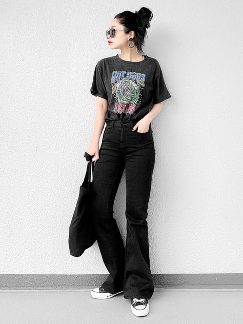 Goth Outfits With Jeans, Soft Rock Outfits, Rock T Shirt Outfit, Outfits For Hairstylists, Casual Rocker Style, Sophisticated Grunge, Black Graphic Tee Outfit, Chucks Outfit, Black Denim Outfit