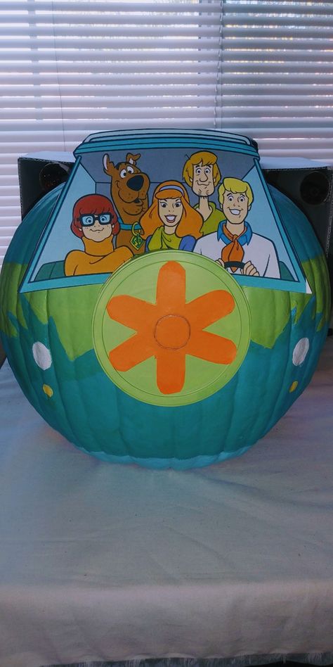 Scooby Do Pumpkins, Scooby Doo Halloween Door Decorations, Mystery Machine Pumpkin, Scooby Doo Pumpkin Painting, Scooby Pumpkin, Scooby Doo Halloween Decorations, Scooby Doo Trunk Or Treat, Character Pumpkin Ideas, Scooby Doo Pumpkin