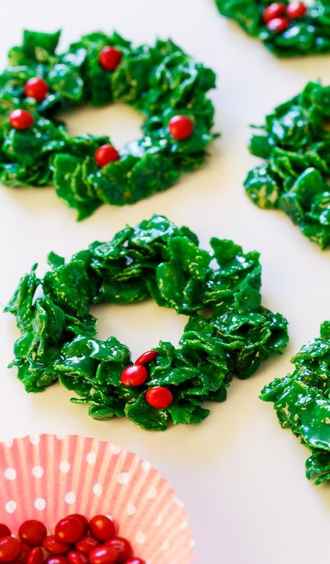 Cornflake Christmas Wreaths Cornflake Wreaths, Christmas Wreath Cookies, Turtle Cookies, Wreath Cookies, Cookie Plate, Green Food, Holiday Snacks, Xmas Cookies, Christmas Cooking