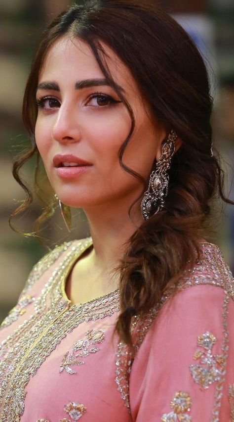 Sonam Bajwa Suits, Ushna Shah, Traditional Woman, Sonam Bajwa, Saree Wearing Styles, Saree Wearing, Bridal Makeup Images, Pakistani Women, Couples Quotes