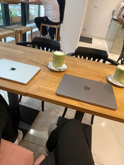 Macbook School Aesthetic, Macbook Astetic, Macbook Aesthetic Study, Macbook Setup Aesthetic, Macbook Study Aesthetic, Macbook Studying, Study Macbook, Macbook Pro Aesthetic, Macbook Study