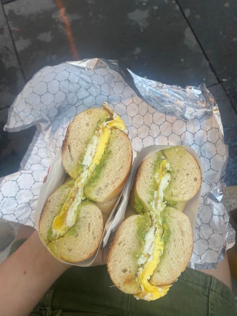 Avocado Bagel, Bagel Breakfast, Bagel Breakfast Sandwich, New York Bagel, Breakfast Bagel, Breakfast Sandwich, Bagels, Dog Bun, Hot Dog Buns