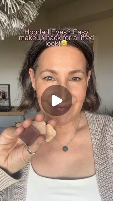 Kim Laughren on Instagram: "SAVE THIS ONE!… Easy makeup hack to help lift those hooded eyes! 🙌 This is a simple 3 color eyeshadow look with a hint of shimmer that’s super easy and perfect for everyday! I used a folder microfiber round cloth in half to get a straight edge but grab whatever you have on hand.   Let me know how this works for you!😊  Give this one a try!  Seint eyeshadow colors: ✨CHAI- all over lid and up onto brow bone if you have hooded eyes like me 😊 ✨ REVIVAL  Matte shade in outer v shape.  ✨SABRINA - shimmer to brighten inner eye corner  Comment “REVIVAL ” if you want the link to shop this look   #easyeyeshadow #easyeyemakeup  #lookyourbest #hoodedeyesmakeup #matureskinmakeup #eyemakeuptutorial #eyemakeuplook #eyeshadowtutorial #eyeshadow #beginnermakeup #shimmereyeshad Eyeshadow For Downturned Hooded Eyes, Makeup For Extremely Hooded Eyes, Hooded Eyes Colorful Makeup, Simple Hooded Eye Makeup, Hooded Eyelid Makeup, Simple Eye Makeup For Hooded Eyes, Simple Everyday Eye Makeup, Eyeshadow Looks For Hooded Eyes, Makeup For Hooded Eyelids