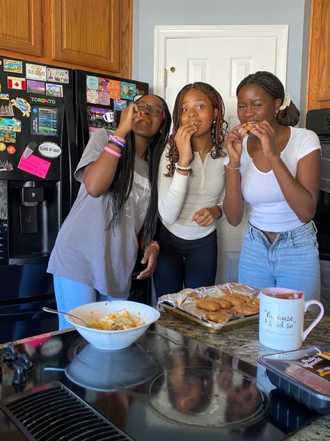 Best Friend Baking, Best Friends Hanging Out, Summer Hangout Ideas Friends, Baking With Friends Aesthetic, Friends Hanging Out Aesthetic, Hanging Out With Friends Aesthetic, Summer In Usa, Baking With Friends, Black Friend Group