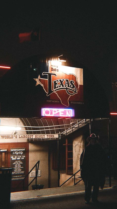 nataliaparreiras on Instagram: Uma noite no Texas! 🤠 #billybobstexas #fortworthtexas #aupairlife #nightout #countrypub #braroundtheworld Texas Night, Texas Aesthetic, Texas Trip, Fort Worth Stockyards, Western Town, Texas Towns, Au Pair, Honky Tonk, Lone Star State