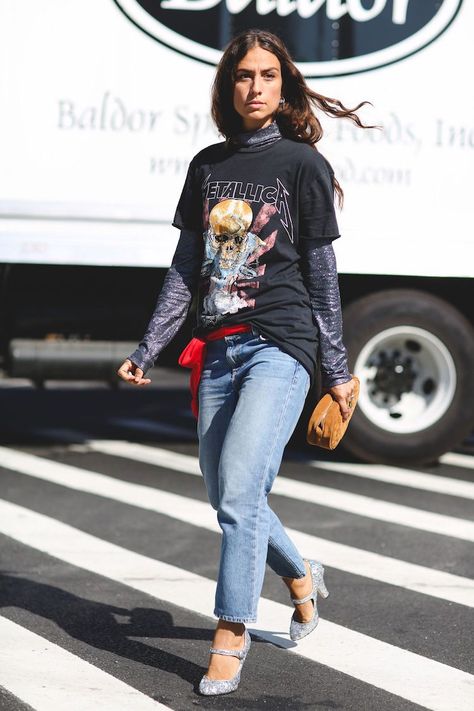 Band Tee Outfits, Belt Scarf, Turtleneck Outfit, Suede Clutch, Nyfw Street Style, Paris Dresses, Red Belt, Outfit Inspiration Fall, Loose Jeans