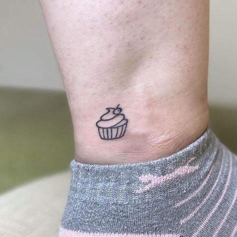 Cupcake Tattoos For Women, Cupcake Flash Tattoo, Simple Cupcake Tattoo, Cake Tattoo Ideas, Cupcake Tattoo, Cupcake Tattoo Designs, Black And White Cupcakes, Cartoon Cupcakes, Cupcake Tattoos