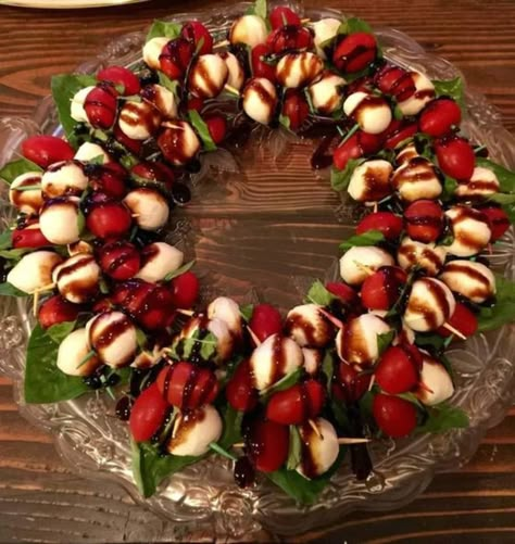 Christmas Everything, Upscale Bbq, Caprese Wreath, Wine Walk, Hawaii Tiki, Festive Appetizers, Decorações Com Comidas, Christmas Eve Dinner, Christmas Foods