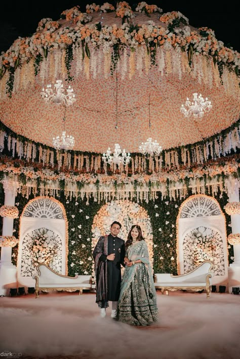 Photo of Royal stage decor idea Grand Engagement Decoration, Royal Engagement Decoration, Royal Reception Stage Decoration, Grand Stage Decoration, Grand Wedding Stage Decorations Indian, Grand Reception Stage Decor, Grand Wedding Stage Decorations, Royal Wedding Decor, Marriage Stage Decoration