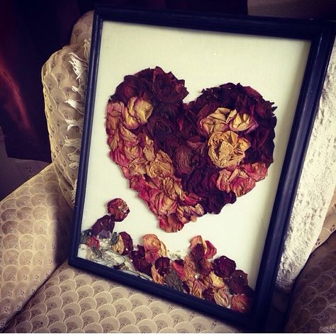 Rose Petal Keepsake Ideas, Dried Rose Petals Aesthetic, Rosas Secas Ideas, Dried Rose Petals Ideas Crafts, Dried Bouquet Display, Rose Petal Art, Rose Petals Craft, Flower Petal Art, Dried Petals