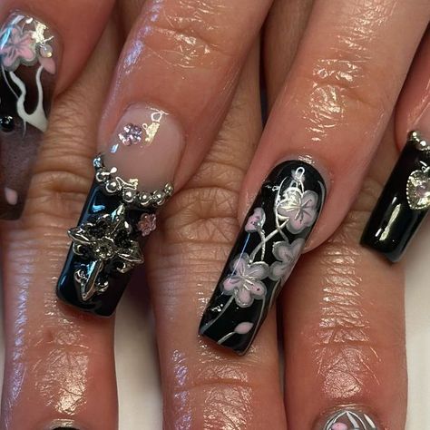 chelle da nail artist on Instagram: "Black n cherry blossoms 🌸✨" Black Flower Design Nails, Black Flower Nails, Fbi Profiler, Blossom Nails, Nail Time, Goth Nails, Flower Nail Designs, Hello Kitty Nails, Classic Nails