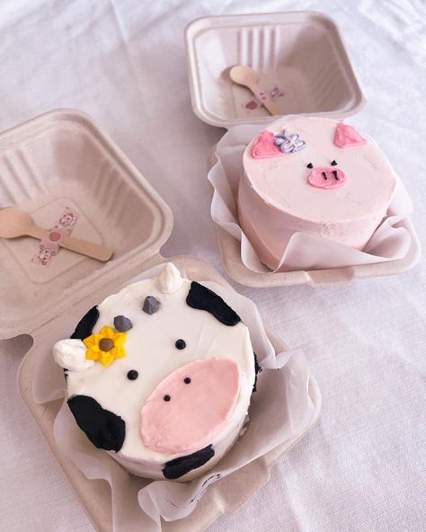 Spring Cake Designs, Piggy Cake, Cake Decorating Party, Cow Cake, Twin Birthday Cakes, Bike Cakes, Churro Cheesecake, Cow Cakes, Tiny Cakes