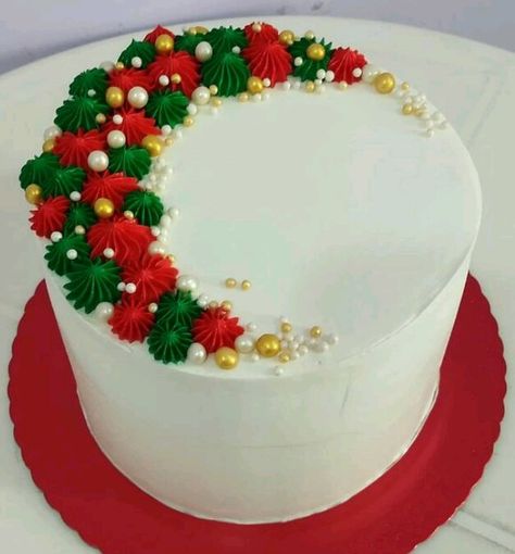 Disney Cakes For Adults, Crismas Cakes Ideas, Round Christmas Cake Designs, Easy Christmas Cake Designs, Simple Christmas Cakes, Unique Cake Designs, Holiday Themed Cakes, Christmas Cupcake Cake, Christmas Cake Decorating