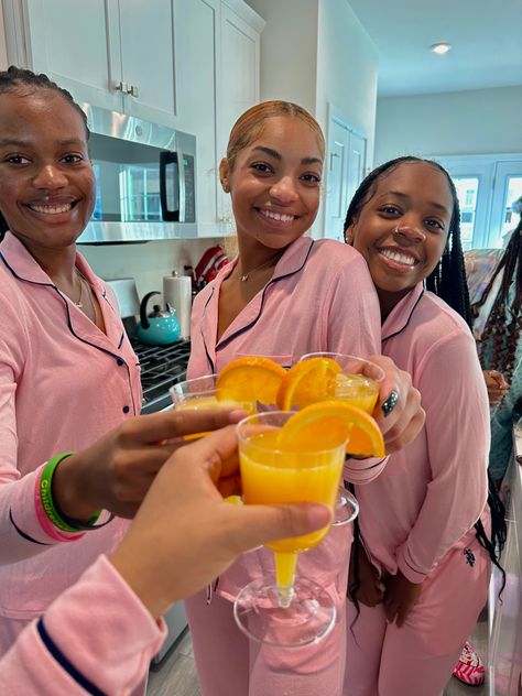 Matching Pjs Black Friends, Airbnb Sleepover, Black Sisterhood, Pijama Party, Matching Outfits Best Friend, Friend Vacation, Sister Photos, Best Friends Aesthetic, Black Femininity