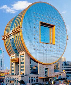 Building shaped like Chinese cash coins The 25-story Fang Yuan Building (方圆大厦), which was completed in 2001, is located in the city of Shenyang (沈阳) in Liaoning Province (辽宁省). Contrast Building, Weird Buildings, Fang Yuan, Strange Buildings, City Building Game, Buildings Skyscrapers, Unusual Architecture, Round Building, Incredible Architecture