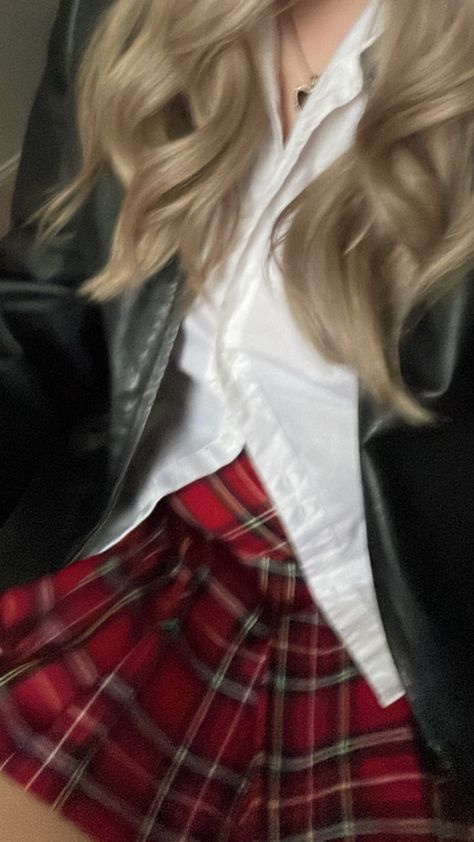 red plaid mini skirt outfit alt grunge Jennifer’s Body, Redeeming 6, Boys Of Tommen, Red Plaid Skirt, Fav Books, Clueless Outfits, Aesthetic Boys, Miniskirt Outfits, Red Skirt