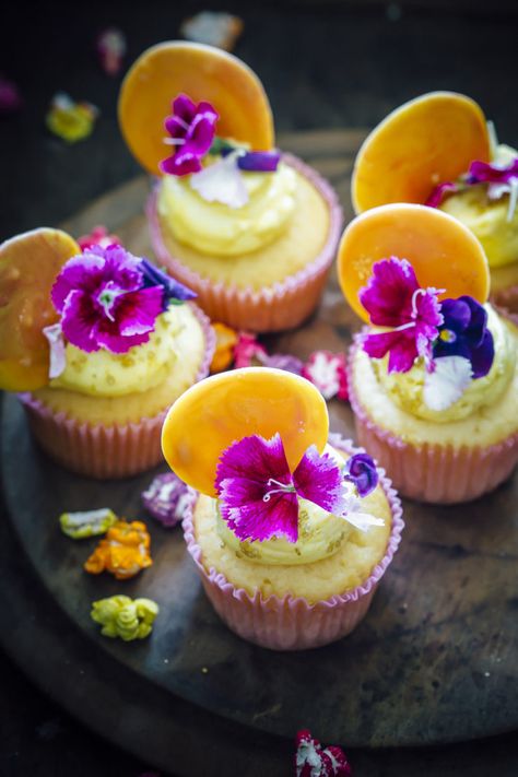 passion fruit cupcakes with passion fruit swiss meringue buttercream Fruit Filled Cupcakes, Fruit Cupcakes Recipes, Passion Fruit Cake, Tea Treats, Fruit Cupcakes, Dessert Inspiration, Homemade Recipes Dessert, Mini Dessert, Filled Cupcakes