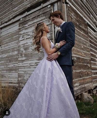 Couples Prom Photos, Prom Couple Picture Ideas, Prom Couples Poses, Prom Photoshoot Couples, Prom Photoshoot Ideas Couple, Prom Picture Ideas For Couples, Couple Poses Prom, Prom Poses Couples, Prom Photos Couple