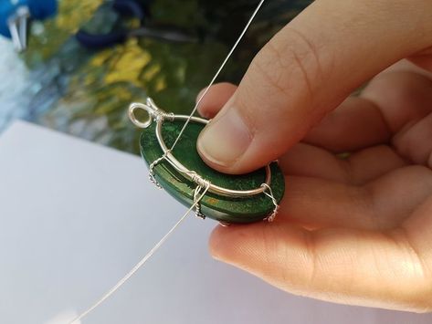 "Leafy Branches" Pendant Tutorial Diy Stone Wrapping, Wire Wrapped Stone Jewelry, Wire Wrapped Jewelry Diy, Pendant Tutorial, Wire Jewelry Tutorial, Wire Jewelry Designs, Beaded Jewelry Tutorials, Wire Wrapping Crystals, Wire Wrapping Stones