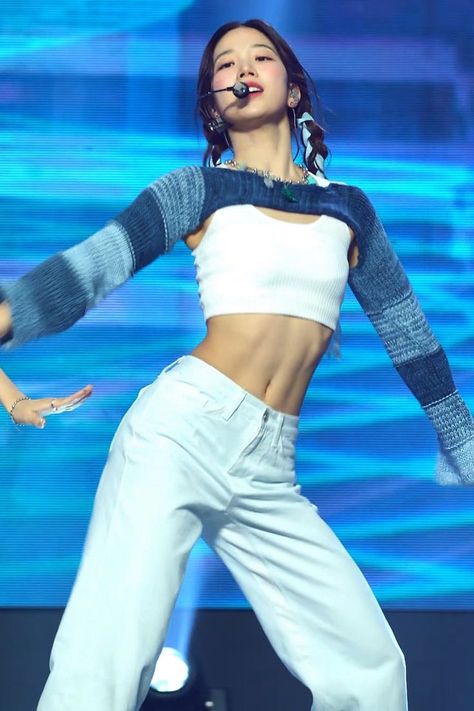 Le Sserafim Stage, Nakamura Kazuha, Kazuha Le Sserafim, Body Inspiration, Pose Reference Photo, Looks Chic, Dream Body, Kpop Outfits, Stage Outfits